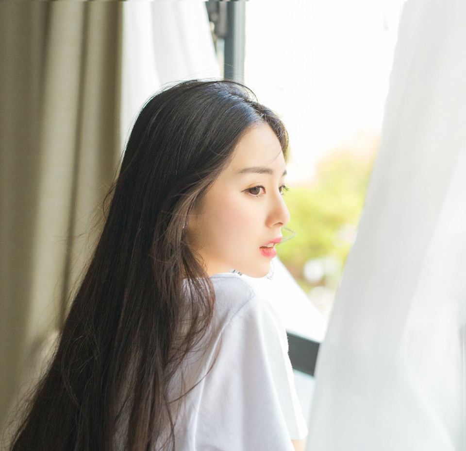 真正的朋友之间就像手和眼睛那样，手受伤了眼睛会流泪，而眼睛流泪了手也会去拭泪。